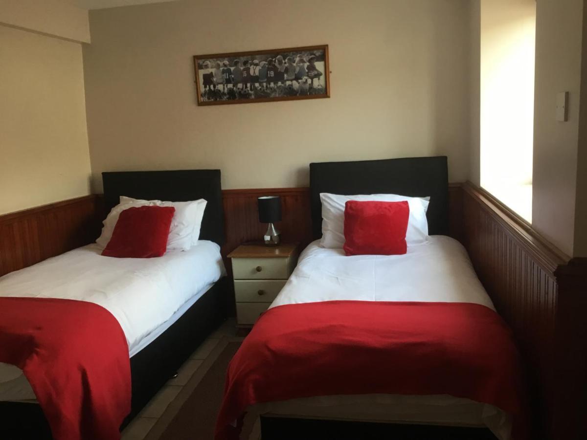 The Dolphin Hotel 查尔德 外观 照片